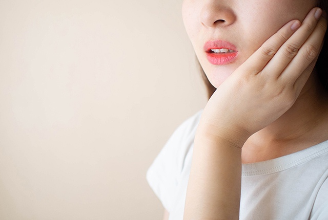 噛み合わせに悩む女性