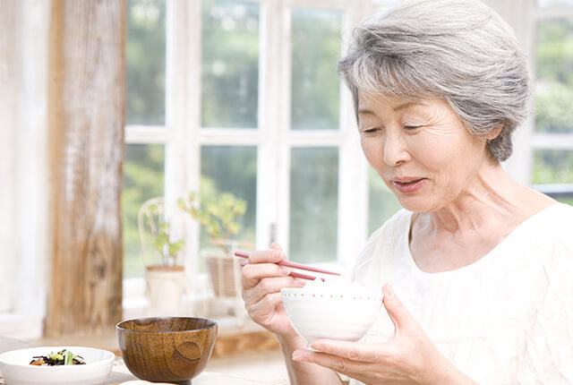 高齢者が食事をしている様子